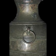 Vase Hu en bronze avec ttes de taoti